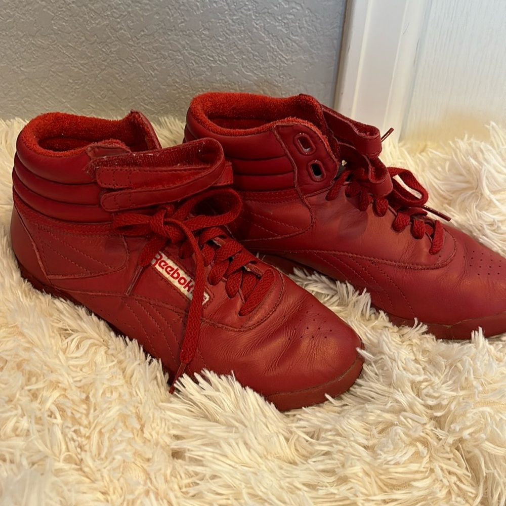Reebok. 8. Red high tops. Vintage.